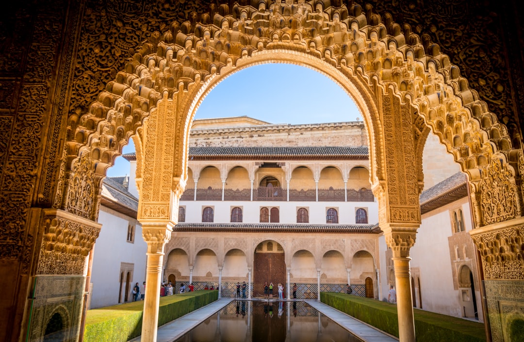 Entdecken Sie die Alhambra von Granada: ein Juwel der andalusischen Geschichte | Secret World Trip Planner