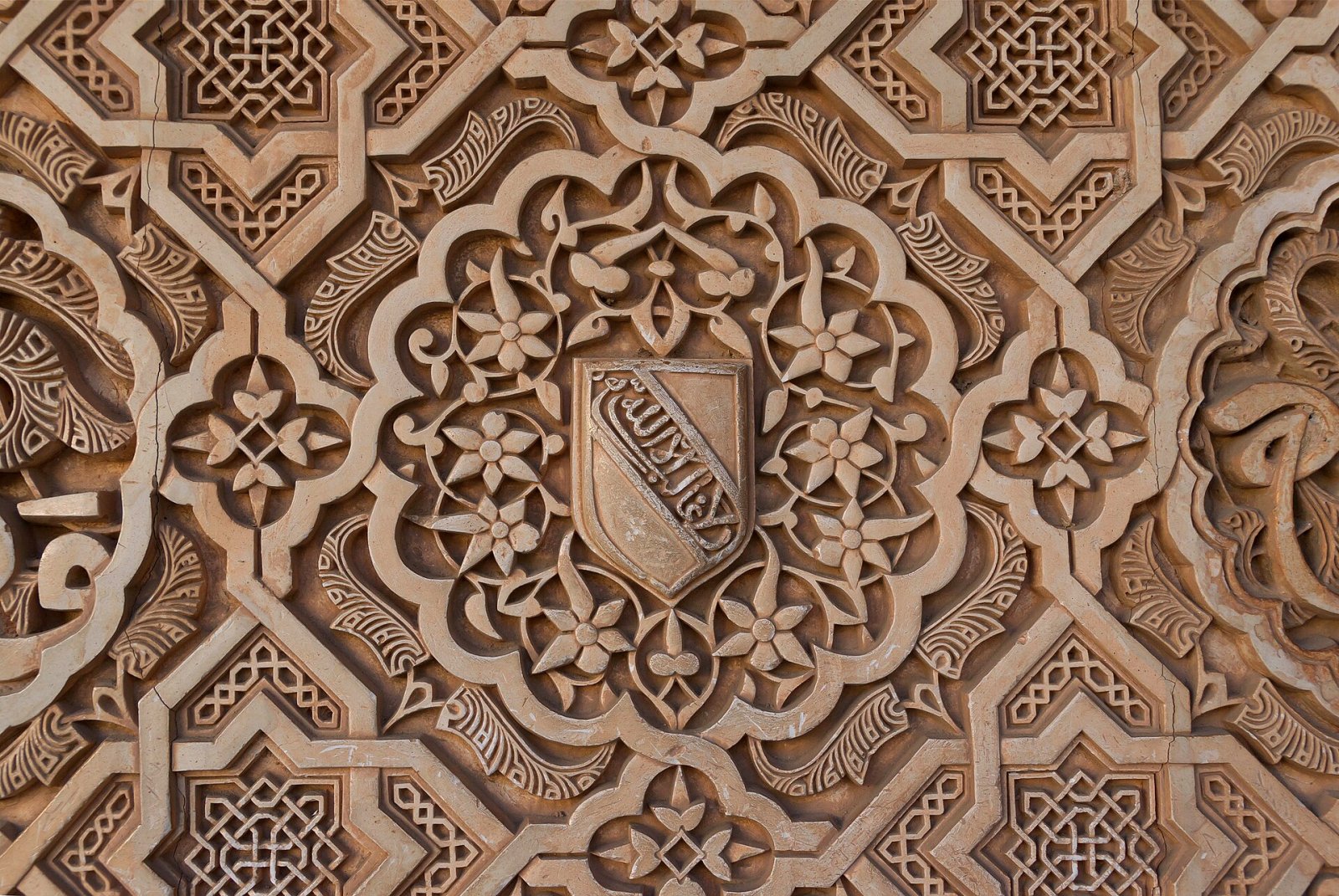 Découvrez l'Alhambra de Grenade : un bijou de l'histoire andalouse | Secret World Trip Planner