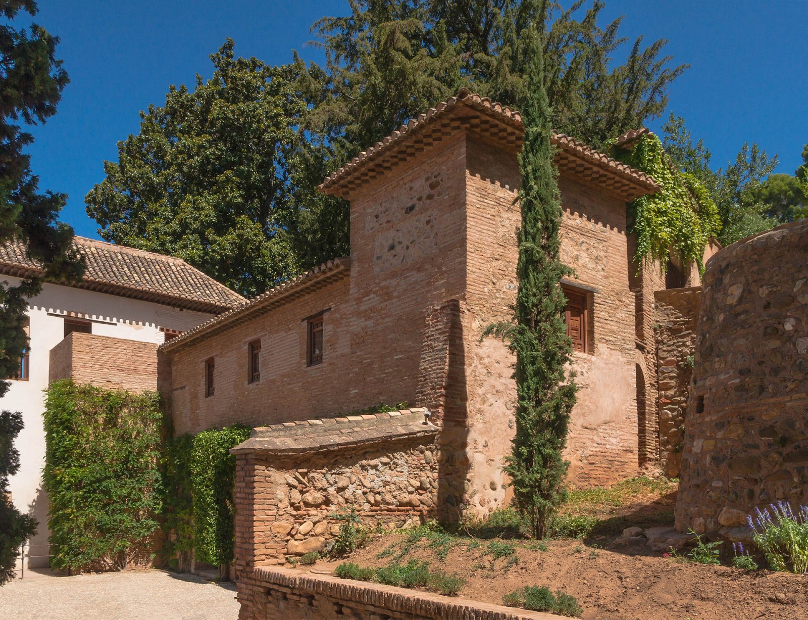 Descubre el Generalife de Granada: Un Paraíso de Historia y Belleza | Secret World Trip Planner