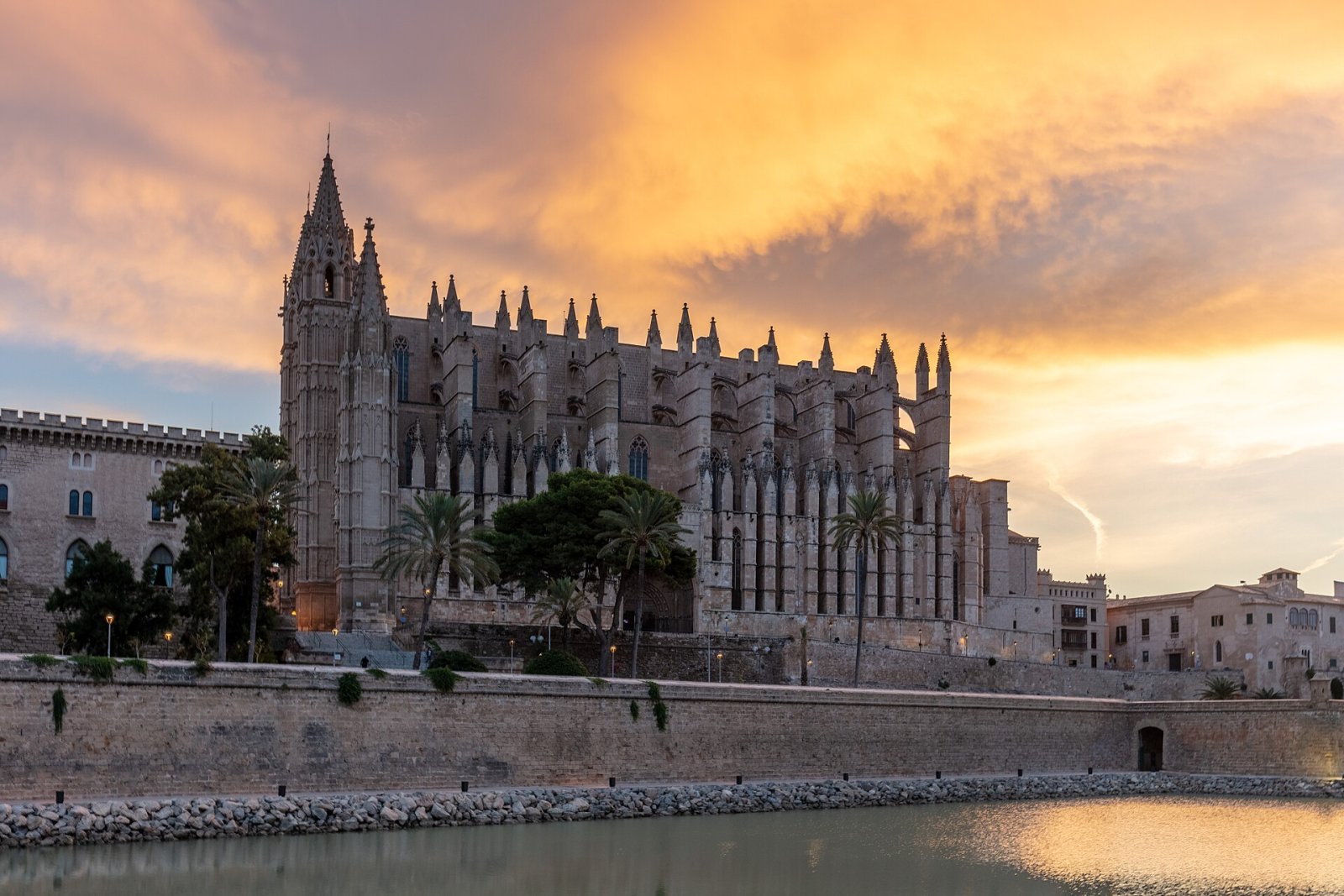Die Majestätische Kathedrale von Palma: Ein Gotisches Juwel auf den Balearen - Palma | Secret World Trip Planner