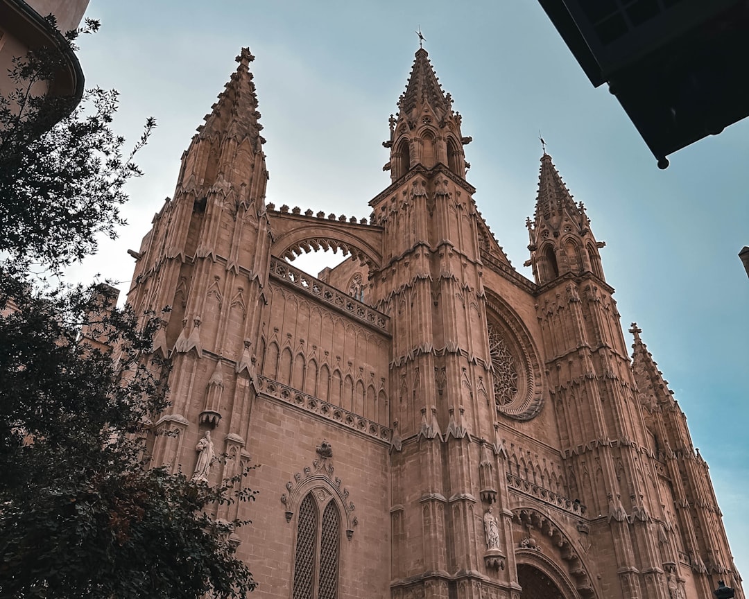 La Majestuosa Catedral de Palma: Un Tesoro Gótico en las Baleares - Palma | Secret World Trip Planner