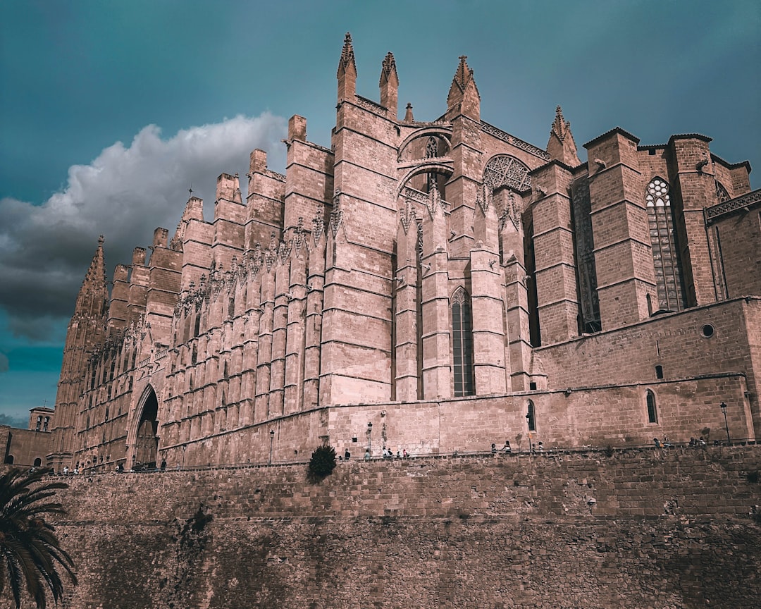 A Majestosa Catedral de Palma: Um Tesouro Gótico nas Baleares - Palma | Secret World Trip Planner