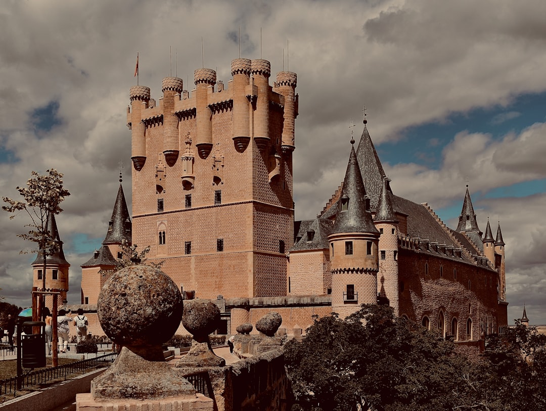 Entdecken Sie das Alcázar von Segovia: ein Märchenschloss in Spanien
