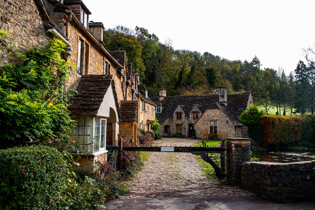 Castle Combe 탐험하기: 잉글랜드에서 가장 아름다운 마을 | Secret World Trip Planner