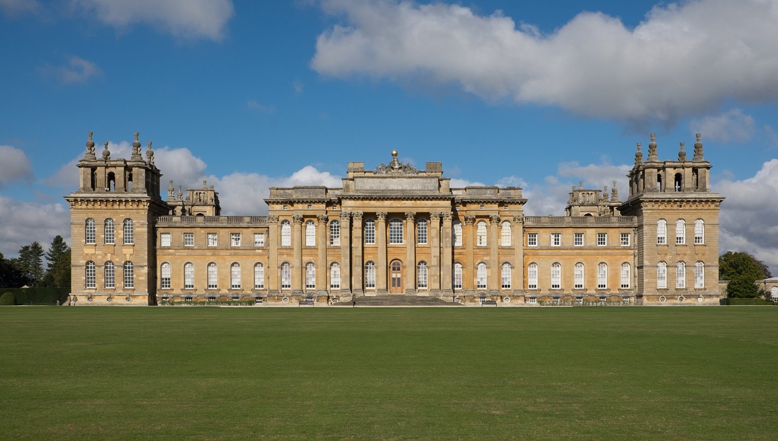 Entdecken Sie Blenheim Palace: Geschichte und Schönheit in Woodstock — R9R6+MQ Walton on the Naze