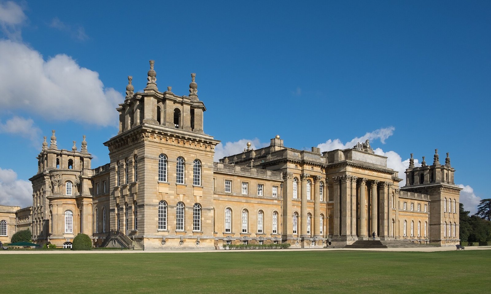 Entdecken Sie Blenheim Palace: Geschichte und Schönheit in Woodstock - R9R6+MQ Walton on the Naze | Secret World Trip Planner