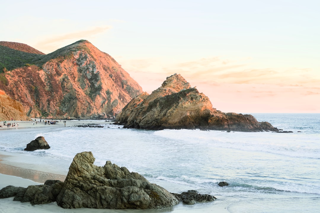 Découvrez Pfeiffer Beach : La Plage des Rêves à Big Sur - Big Sur | Secret World Trip Planner