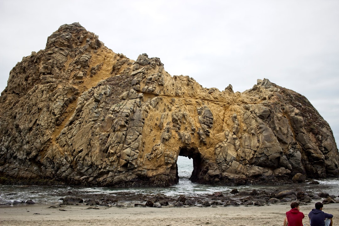 Descubre Pfeiffer Beach: La Playa de los Sueños en Big Sur - Big Sur | Secret World Trip Planner
