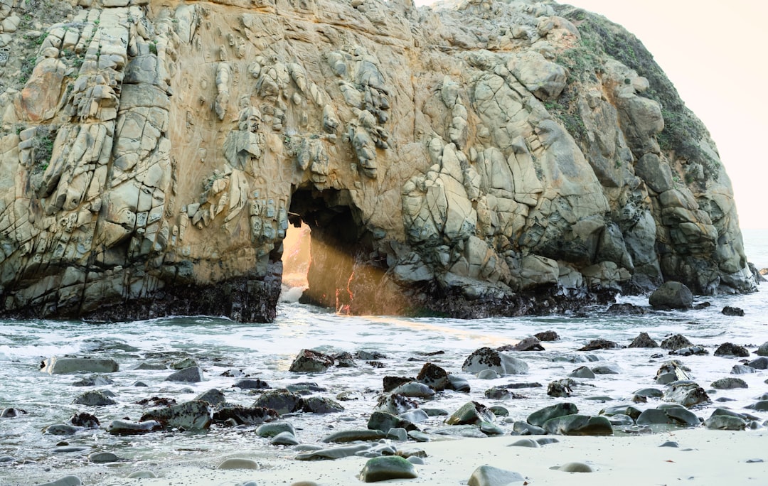 Descubra a Praia Pfeiffer: O Paraíso em Big Sur - Big Sur | Secret World Trip Planner