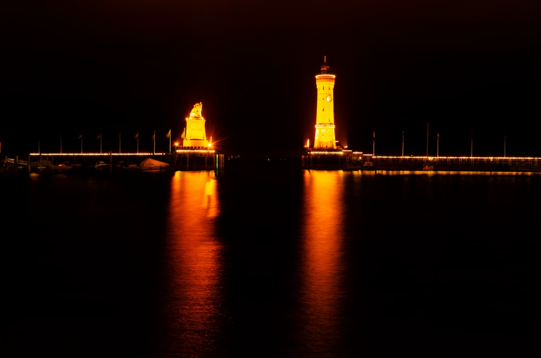 Descubre el Neuer Leuchtturm de Lindau: faro en el Lago - Hafenpl. | Secret World Trip Planner