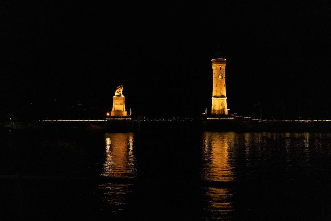 Descubra o Neuer Leuchtturm de Lindau: um farol no Lago - Hafenpl. | Secret World Trip Planner