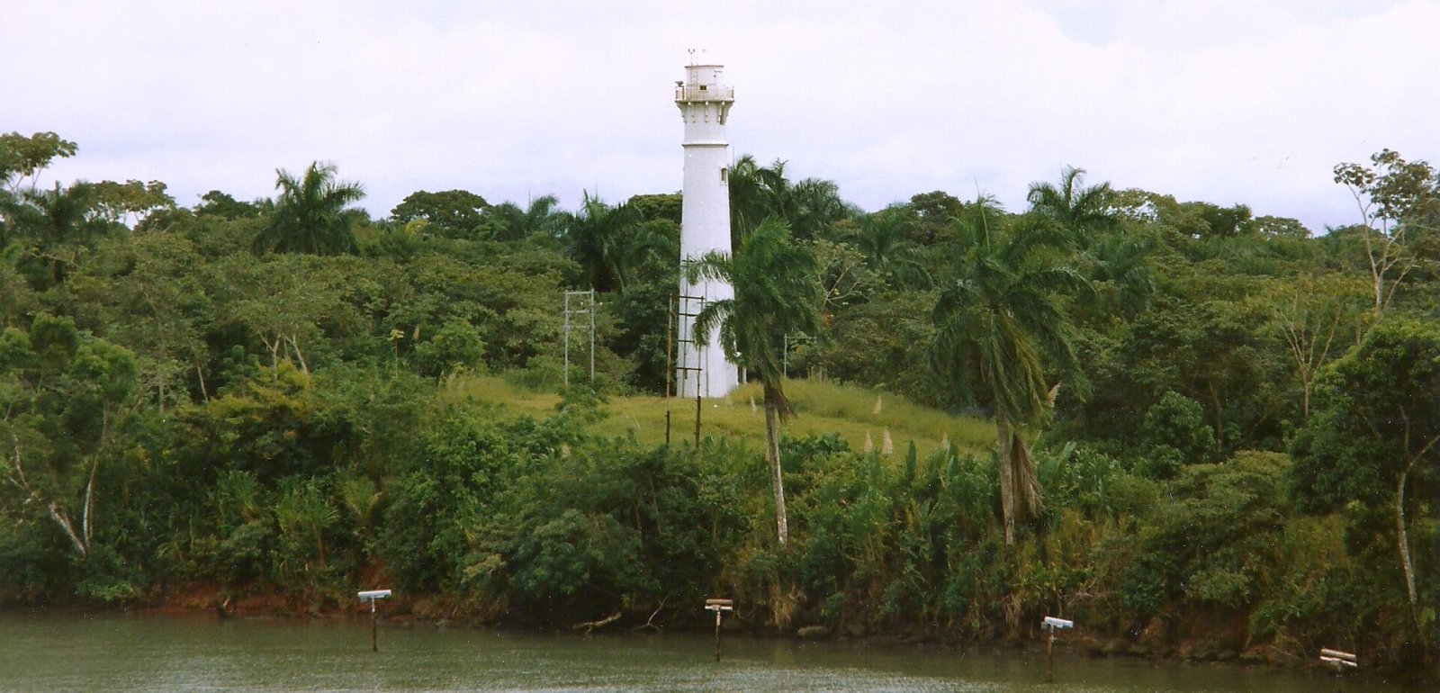 Descubre el Faro Atlantic Entrance Range en Panamá - Colón | Secret World Trip Planner