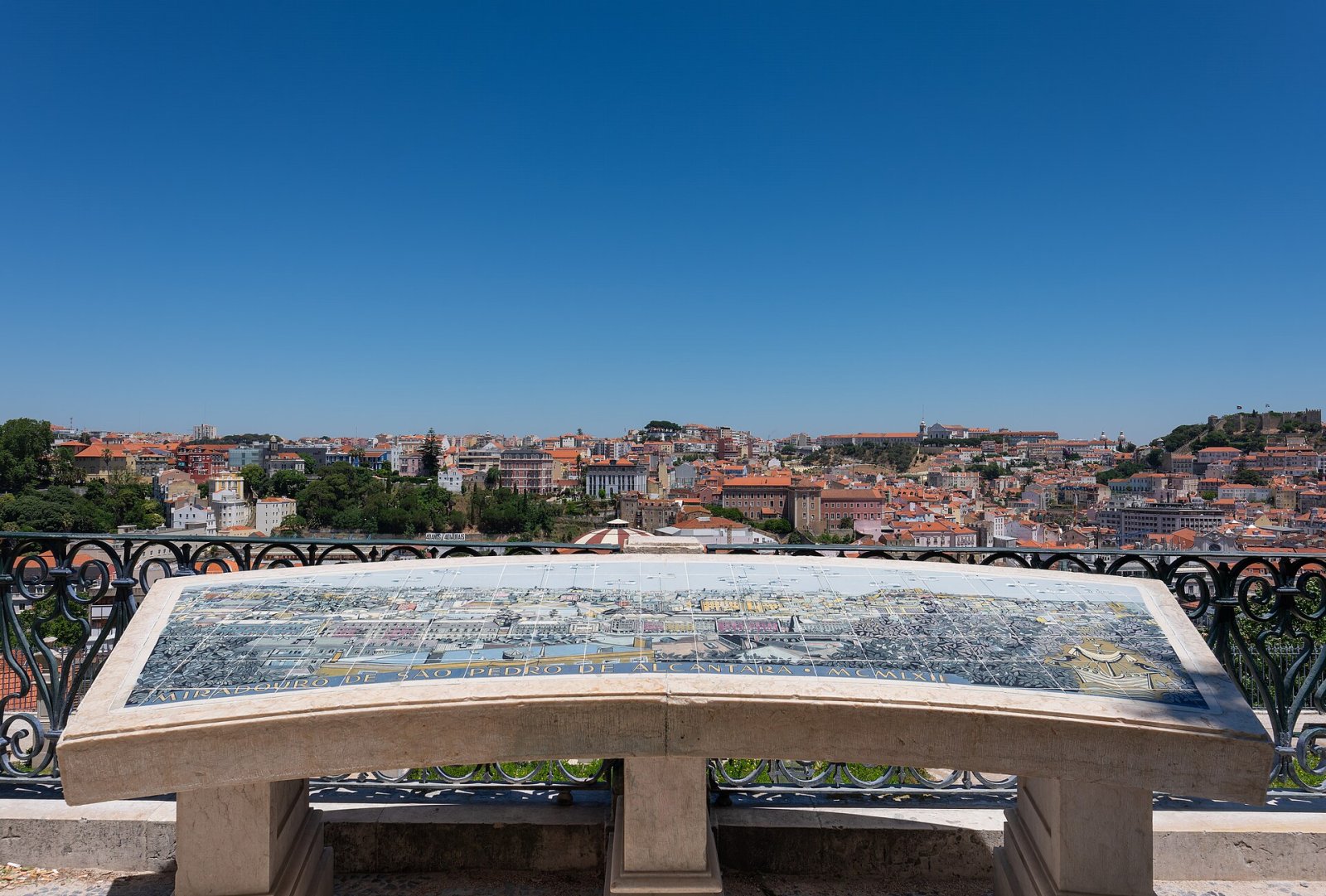 Miradouro de São Pedro de Alcântara: a beautiful spot in Lisbon - Lisboa | Secret World Trip Planner