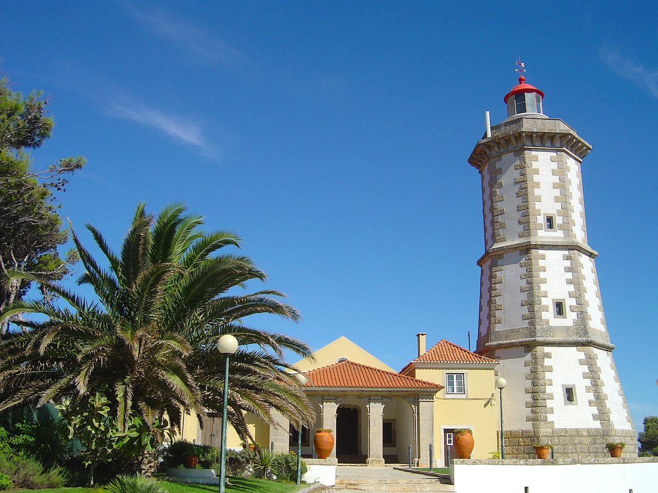 Descubre el Farol da Guia: una joya de Portugal — Cascais