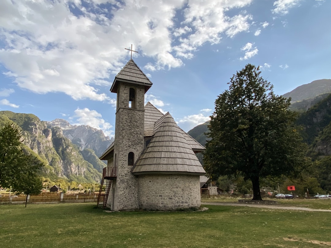 Kisha e Shna Ndout: Un viaje al corazón de Albania - Laç | Secret World Trip Planner