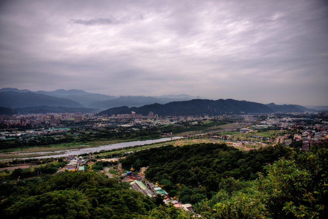 Découvrez la beauté naturelle du Mt. Qigu à Taipei, Taïwan - Jingshan Village | Secret World Trip Planner