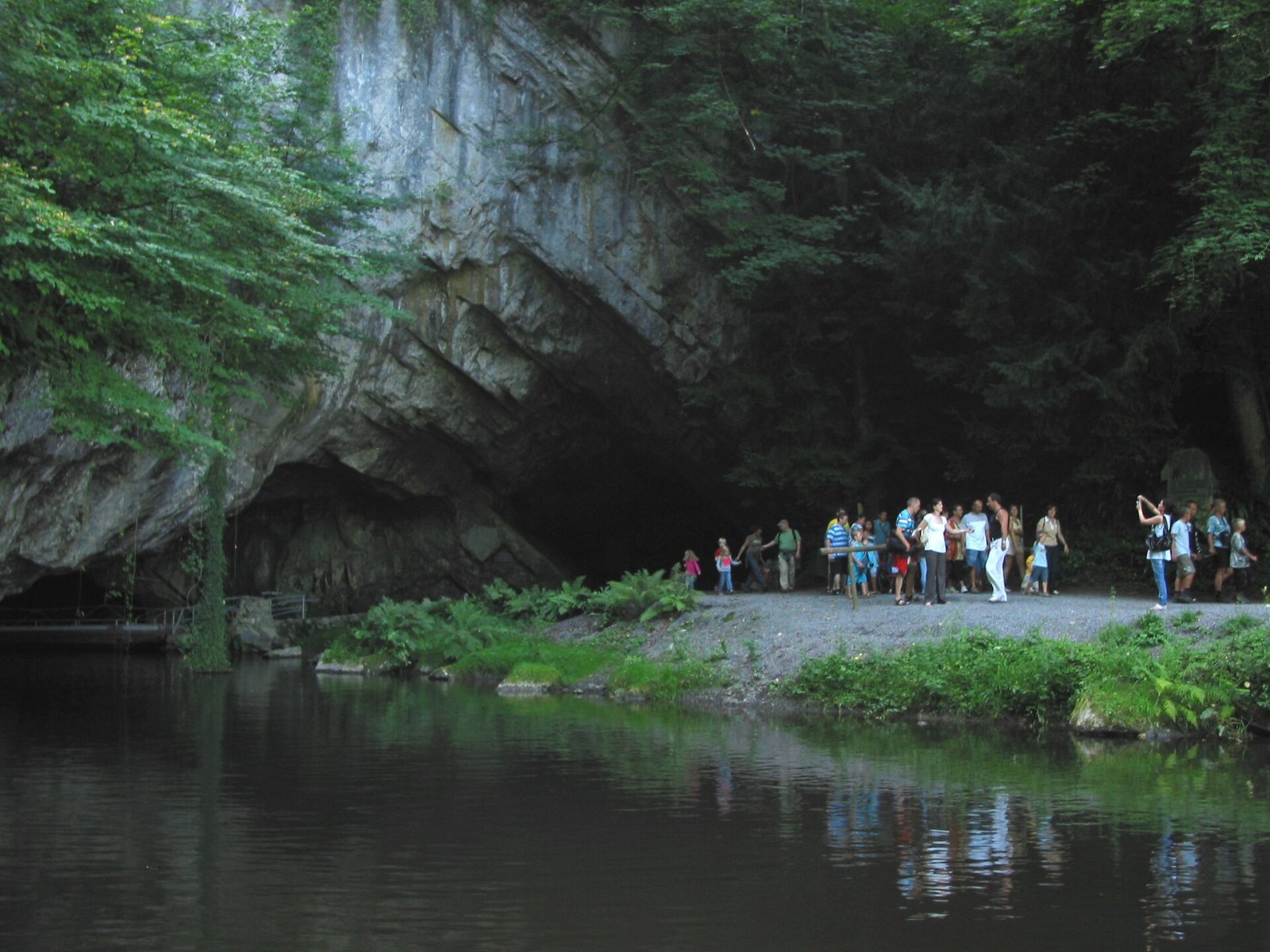 Explorando las Mágicas Grutas de Han-sur-Lesse en Bélgica - 458M+M8 Rochefort | Secret World Trip Planner