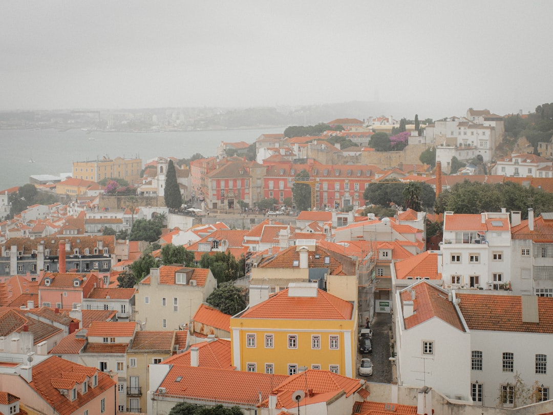Descubra o Encanto do Bairro Alfama em Lisboa | Secret World Trip Planner