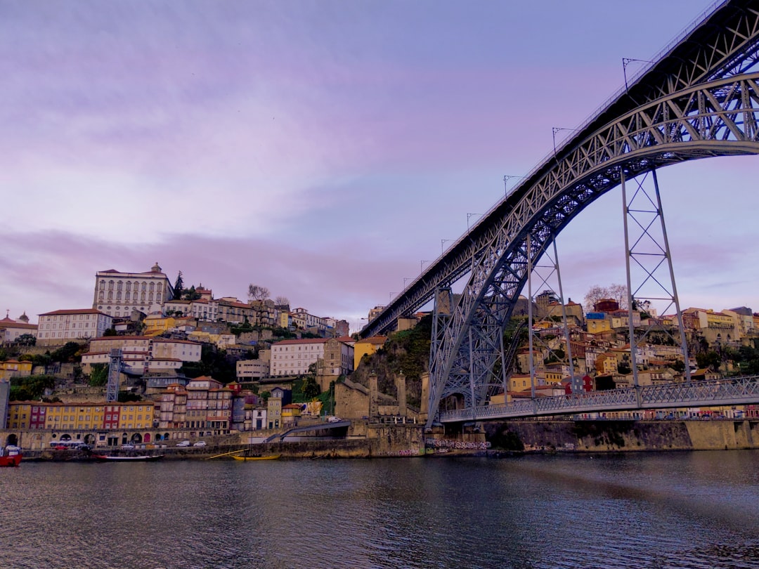 Descubre el Puente Dom Luís: símbolo de Oporto y su historia | Secret World Trip Planner