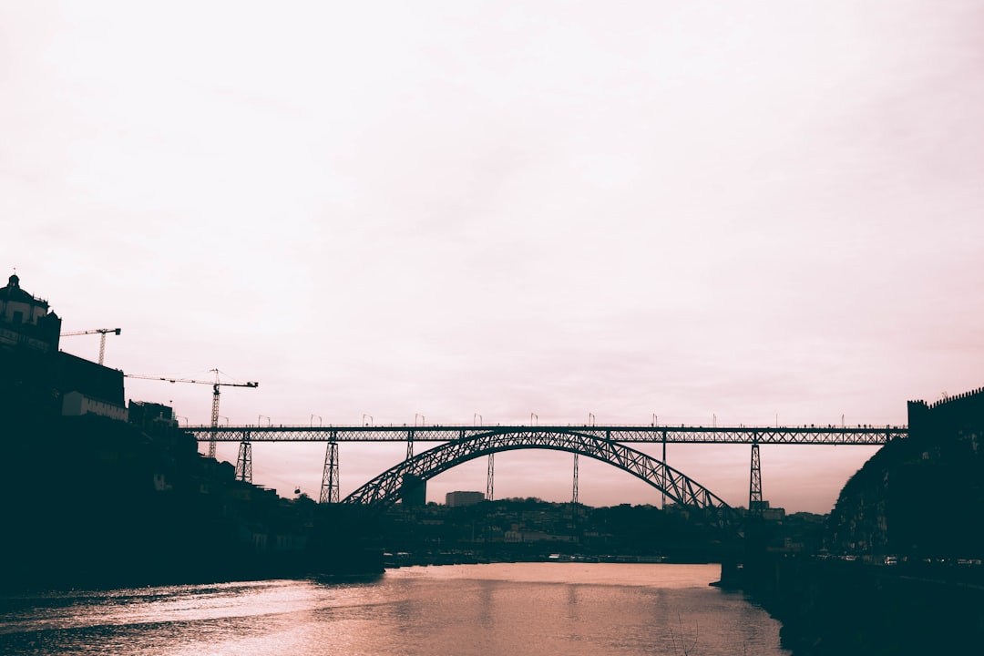 Descubre el Puente Dom Luís: símbolo de Oporto y su historia | Secret World Trip Planner