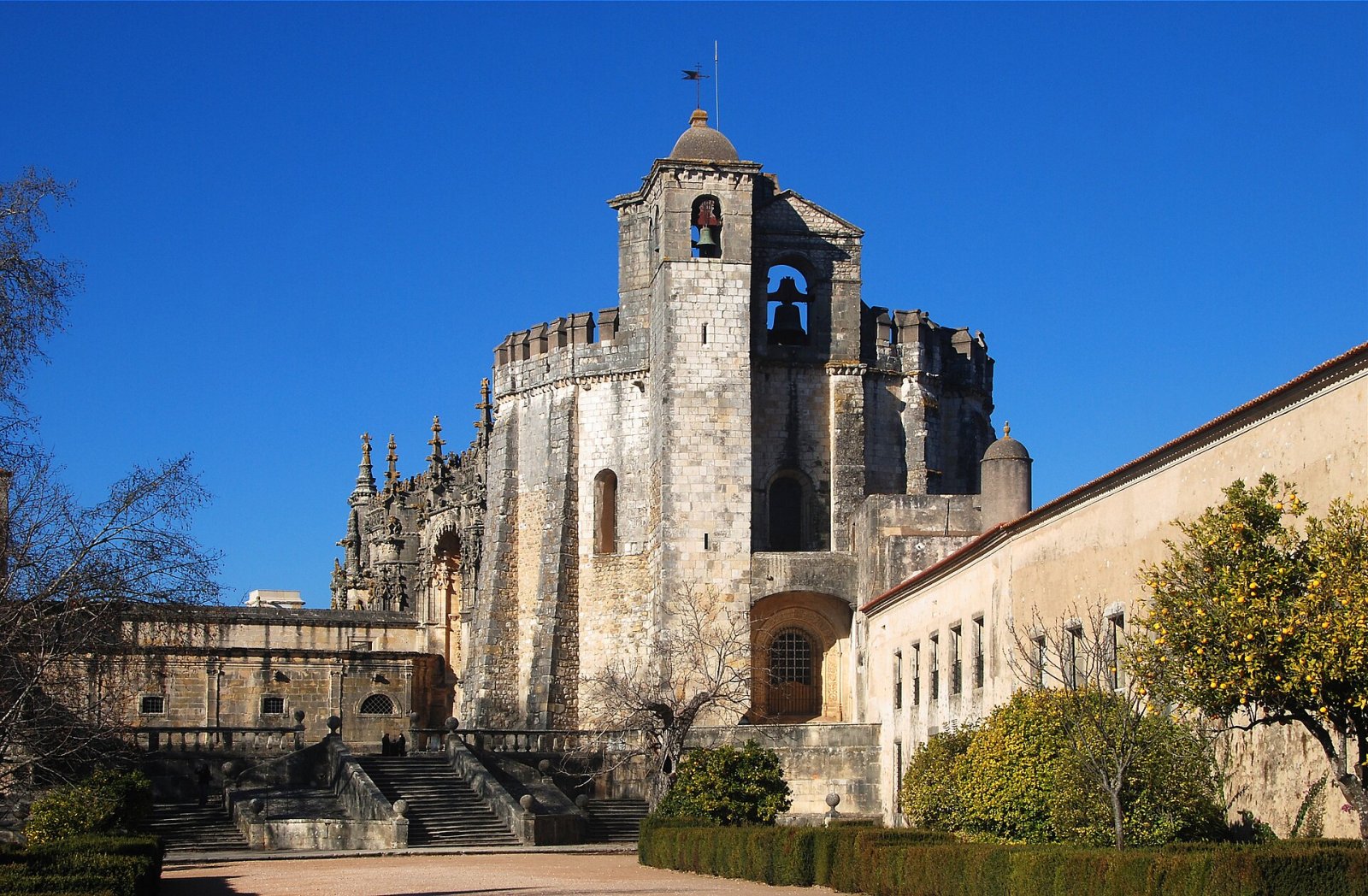 Explora el Convento de Cristo en Tomar: un tesoro histórico portugués - Arbus | Secret World Trip Planner