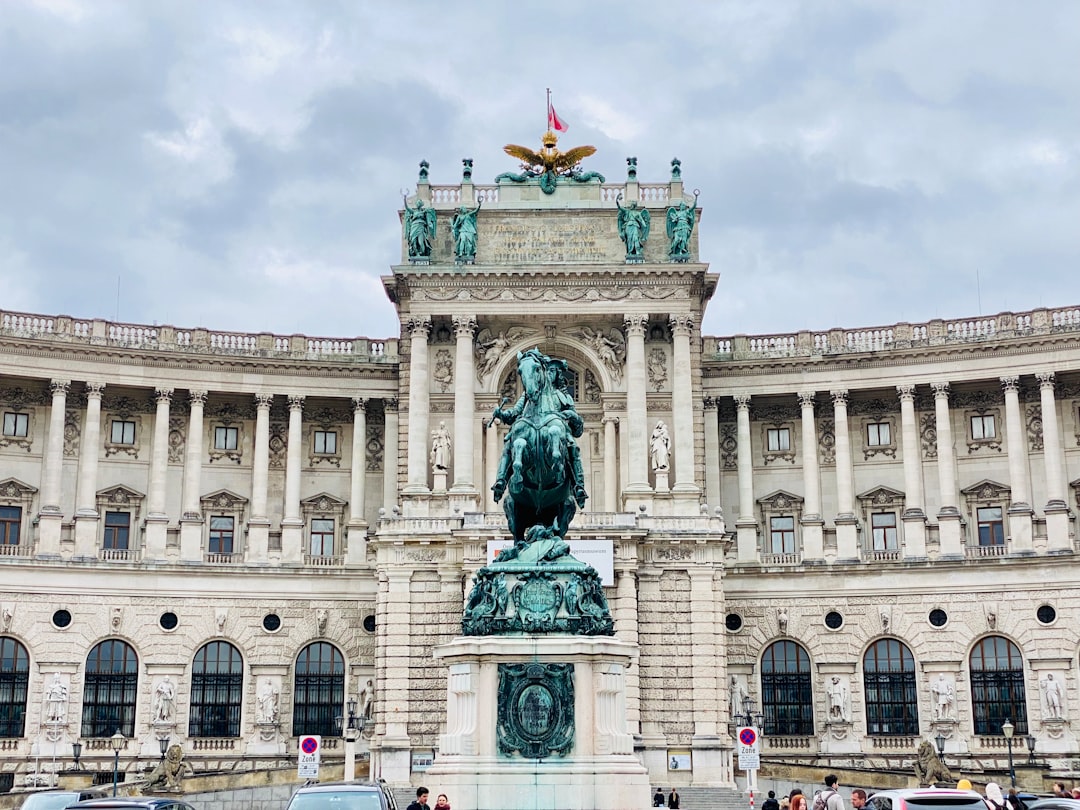 Descubre la majestuosidad del Palacio Hofburg en Viena - Wien | Secret World Trip Planner