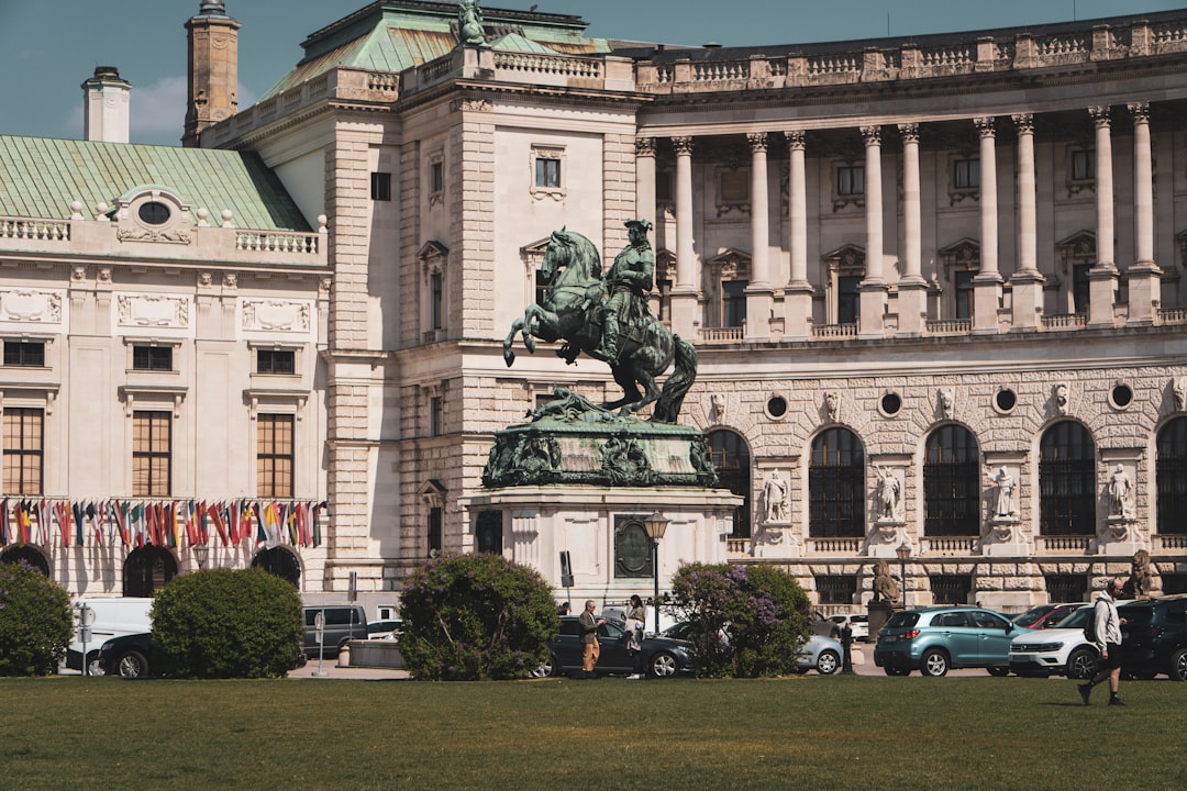 Descubra a majestade do Palácio Hofburg em Viena - Wien | Secret World Trip Planner
