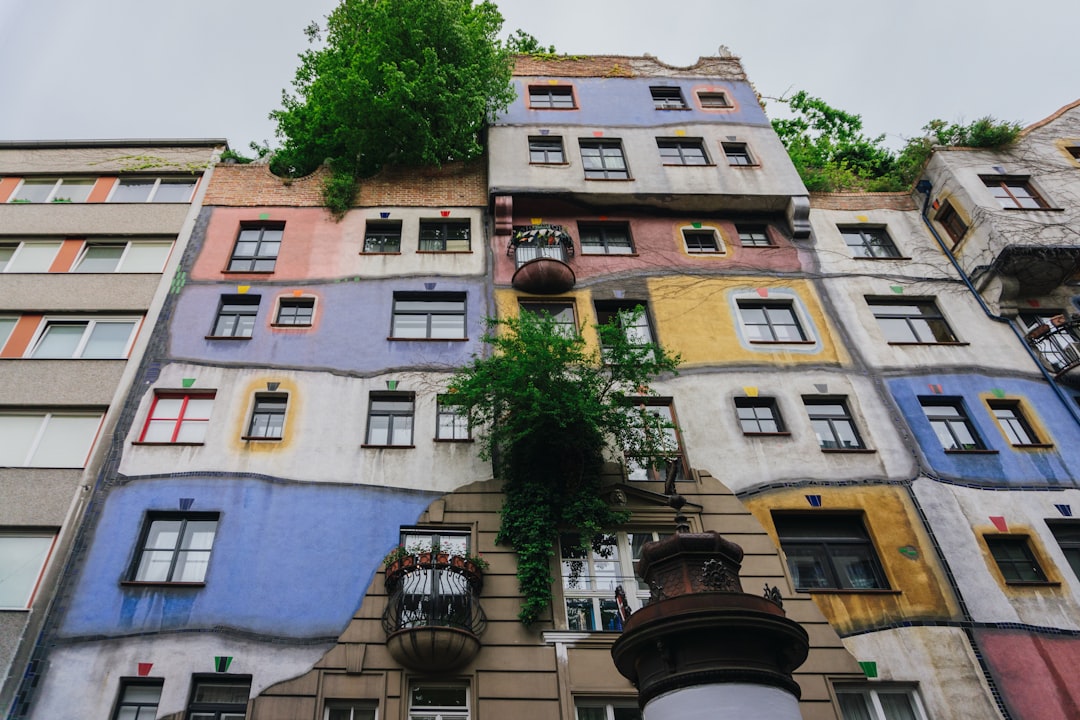 Descubre el Encanto de la Hundertwasserhaus de Viena - Wien | Secret World Trip Planner