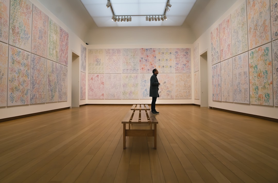 アムステルダムのステデリック美術館を発見：現代アートとデザイン - Amsterdam | Secret World Trip Planner