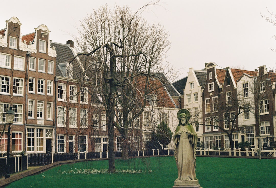 Scopri il Begijnhof di Amsterdam: Storia e Bellezza - Amsterdam | Secret World Trip Planner