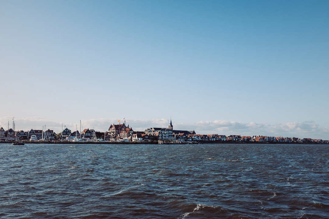 Volendam: La joya de la Zuiderzee entre tradición y modernidad - Volendam | Secret World Trip Planner
