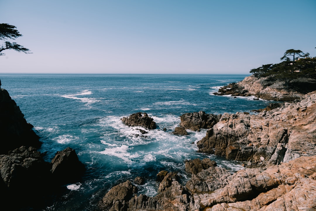 서부 해안의 매력: 포인트 서 등대 탐방 - Monterey | Secret World Trip Planner
