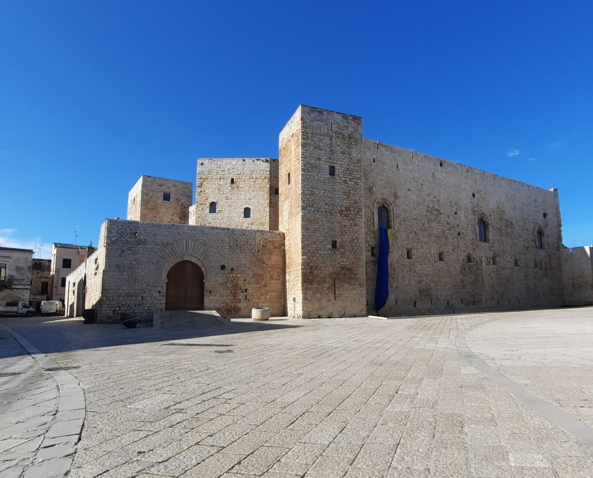 Scoprendo le Grotte del Castello Normanno-Svevo di Sannicandro - Piazza Castello | Secret World Trip Planner