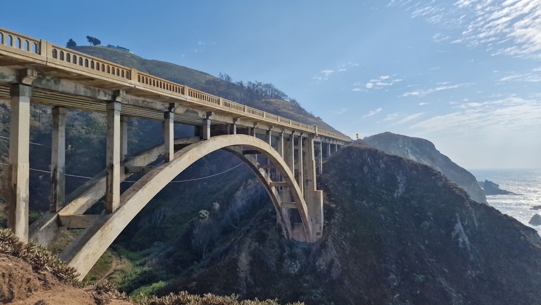 ビクスビー・クリーク橋：ビッグサーの象徴と灯台 - Bixby Creek Bridge | Secret World Trip Planner