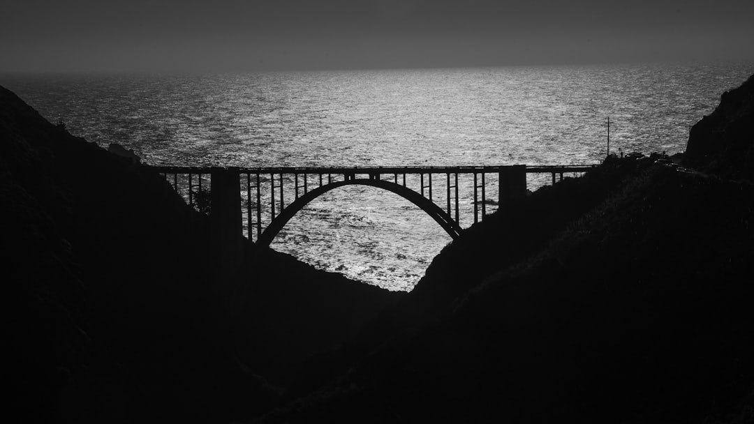 比克斯比溪桥：大苏尔及其灯塔的标志 - Bixby Creek Bridge | Secret World Trip Planner