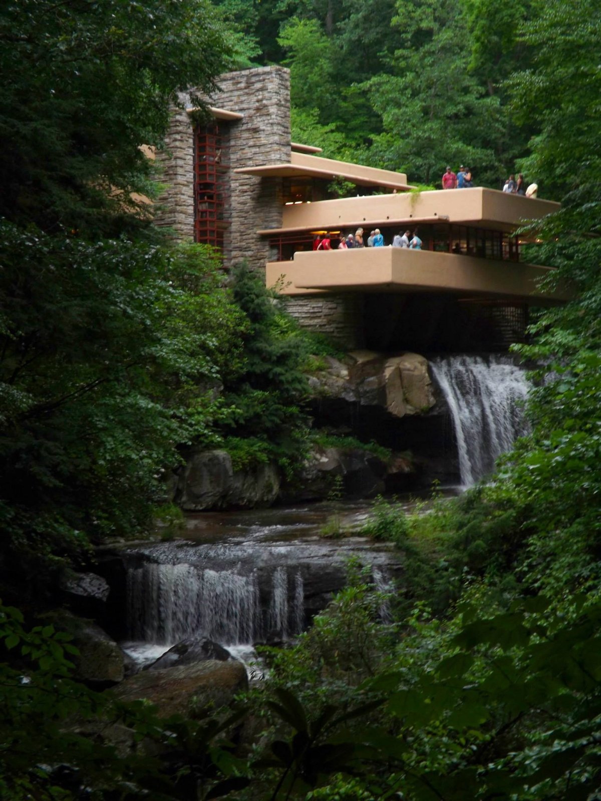 Casa na Cascata: Uma Obra-Prima da Arquitetura - Mill Run | Secret World Trip Planner