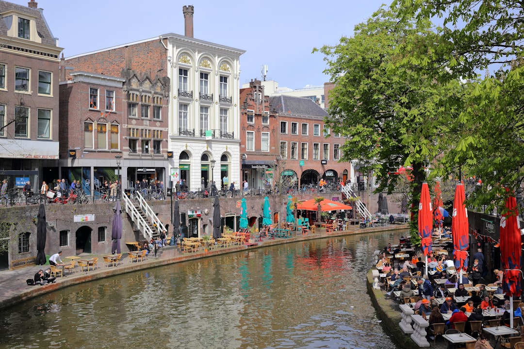 ユトレヒトの運河を発見する：オランダ文化の旅 - Utrecht | Secret World Trip Planner