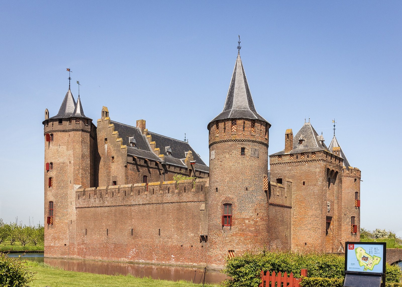 Muiderslot Castle: Un Viaggio nella Storia dei Paesi Bassi - Muiden | Secret World Trip Planner