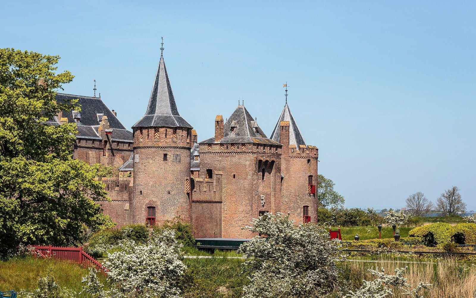 Muiderslot 성: 네덜란드 역사 여행 - Muiden | Secret World Trip Planner