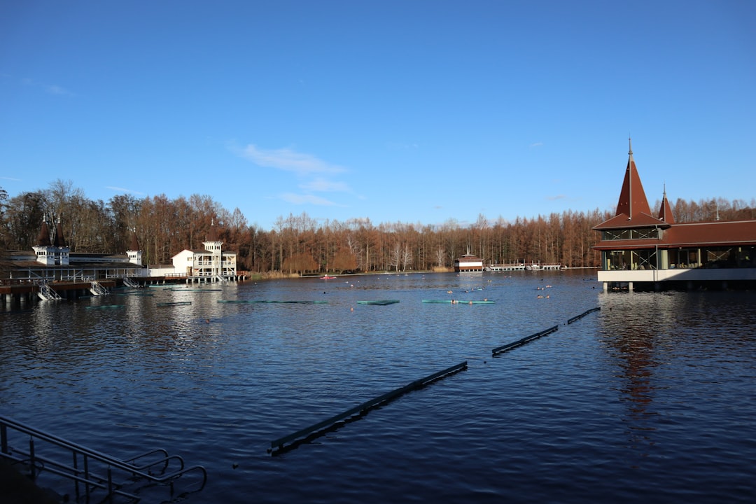 Scopri il Lago Termale di Hévíz: Un Paradiso di Relax in Ungheria - Hévíz | Secret World Trip Planner