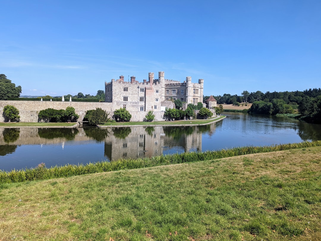 Descubre Leeds Castle: Historia y Bellezas en Inglaterra - Broomfield | Secret World Trip Planner