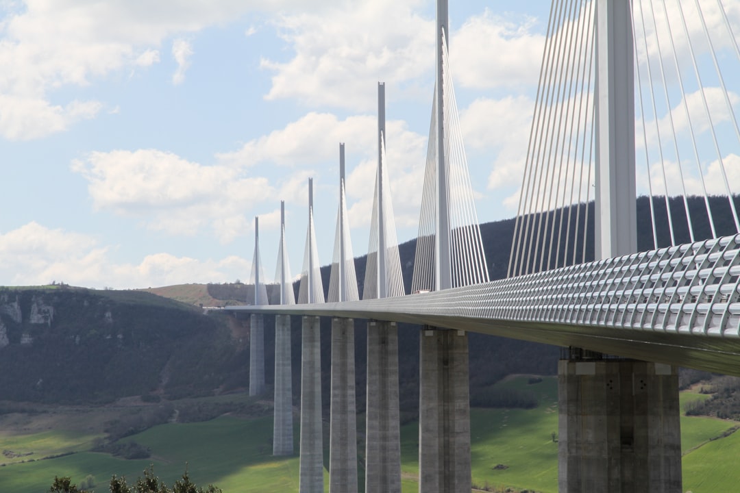 Viaducto de Millau: El Increíble Puente de Europa - Viaduc de Millau | Secret World Trip Planner