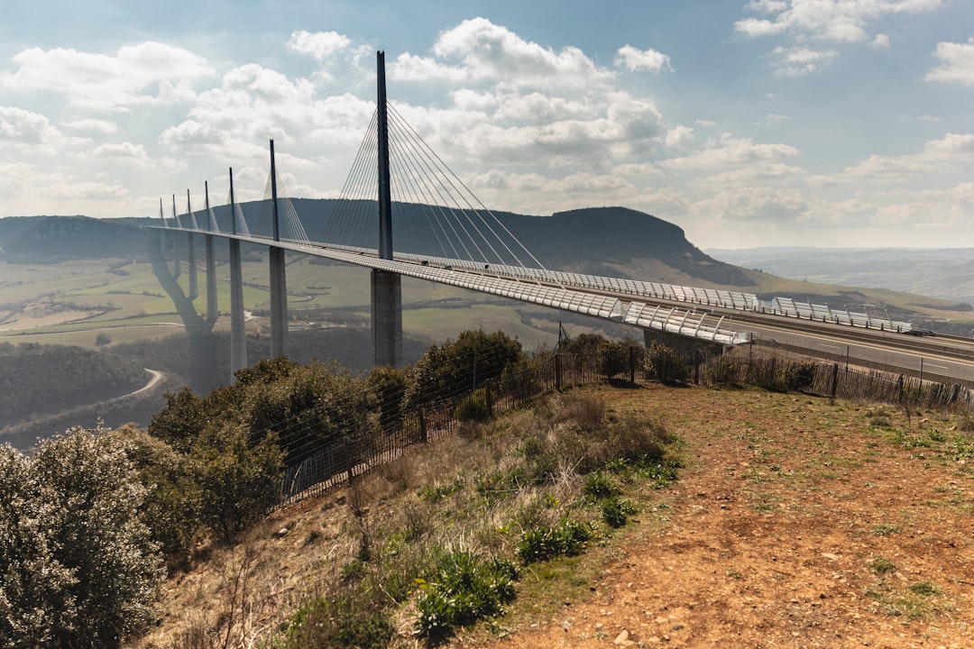 Viaduto de Millau: O Incrível Ponte da Europa - Viaduc de Millau | Secret World Trip Planner
