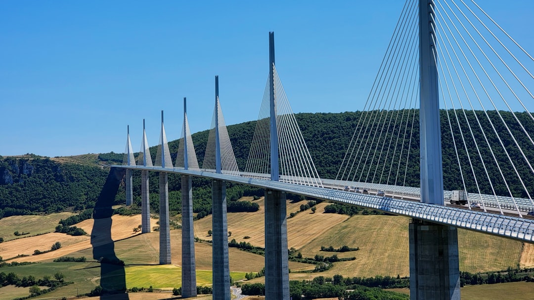 ミヨーの高架橋：ヨーロッパの驚くべき橋 - Viaduc de Millau | Secret World Trip Planner