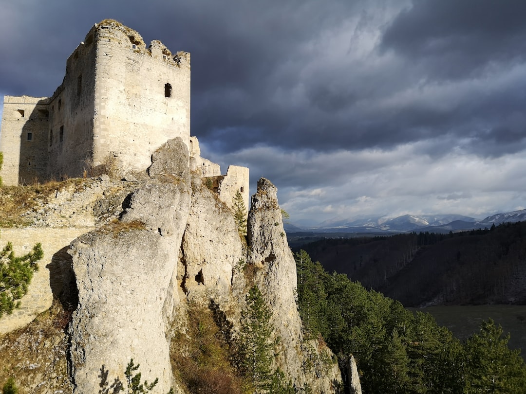 Explorando el Castillo de Palanok: Historia y Belleza - Zakarpats'ka oblast | Secret World Trip Planner