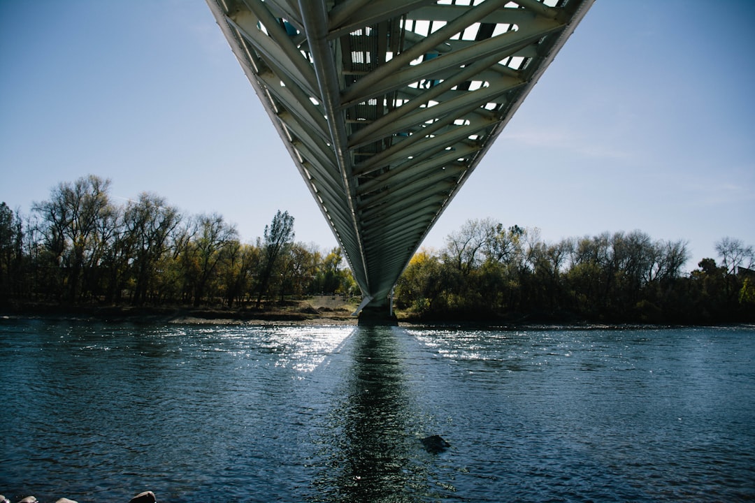 Puente del Reloj de Sol: Una Joyita Arquitectónica en Redding - Redding | Secret World Trip Planner