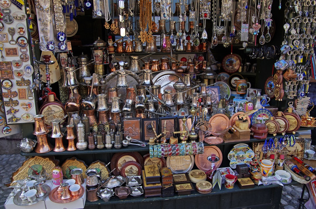 Il Mercato di Gjirokastra: Un Viaggio nei Colori e nei Sapori - Rruga Ismail Kadare | Secret World Trip Planner