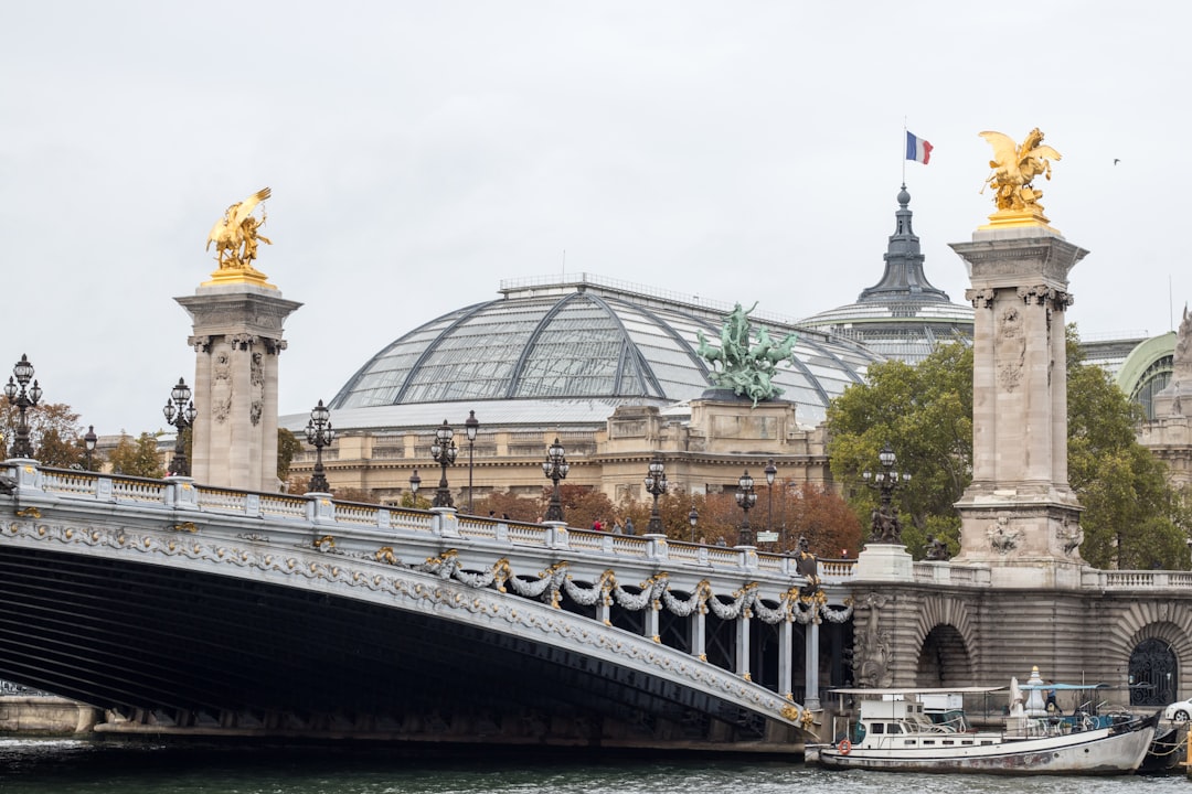 El Puente Alejandro III: Una Joya de París - Pont Alexandre III | Secret World Trip Planner