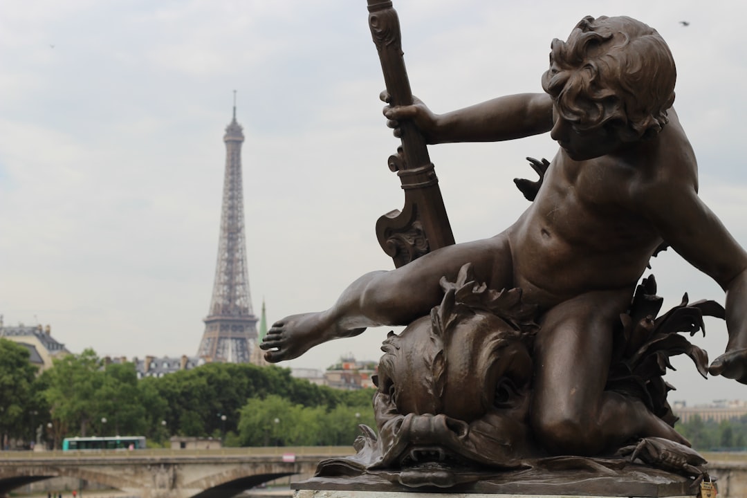 亚历山大三世桥：巴黎的杰作 - Pont Alexandre III | Secret World Trip Planner