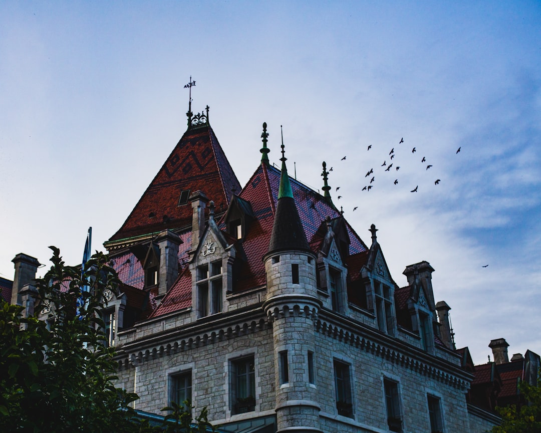 Château d'Ouchy : Un trésor caché en Suisse - Pl. du Port | Secret World Trip Planner